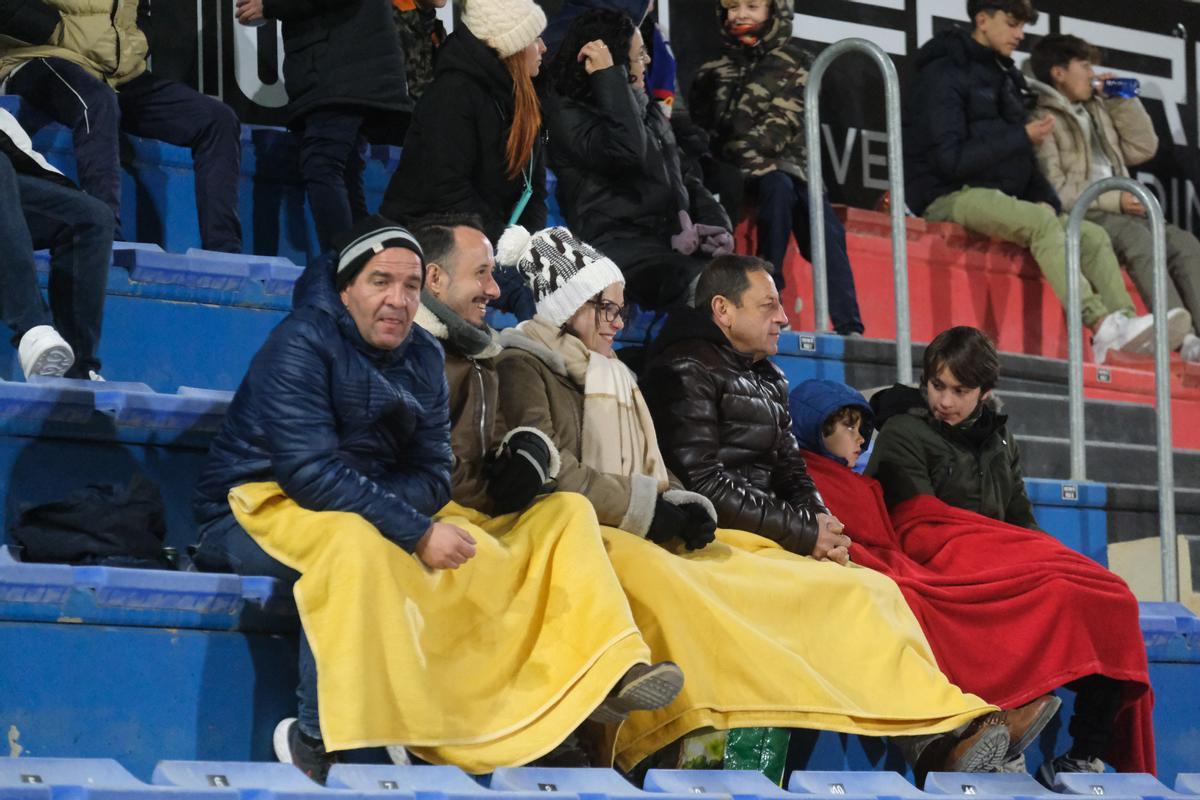 Los aficionados del Eldense se protegen del frío en las gradas durante el duelo con el filial del Osasuna.