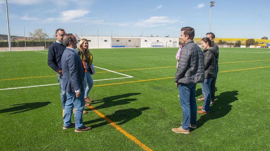 El campo de fútbol de El Cuartillo, en Cáceres, luce nueva imagen