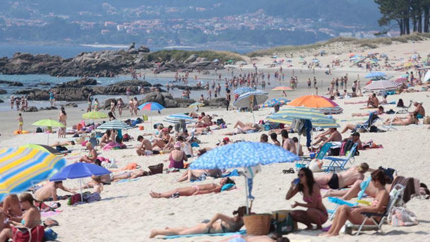 Cientos de bañistas en la playa de Samil // ADRIÁN IRAGO