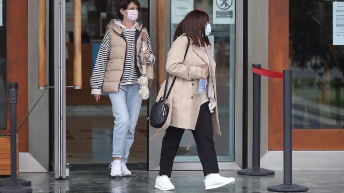 Dos de las acusadas en el juicio de la secta de Vistabella ocultan su rostro en la Audiencia Provincial.