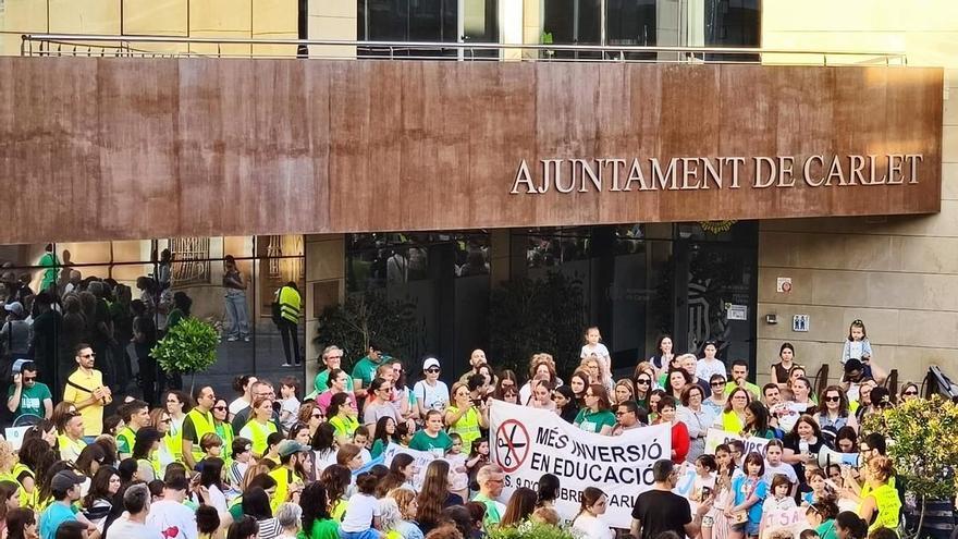 Los docentes acusan al gobierno de Carlet de dejar desprotegida una manifestación por la educación pública