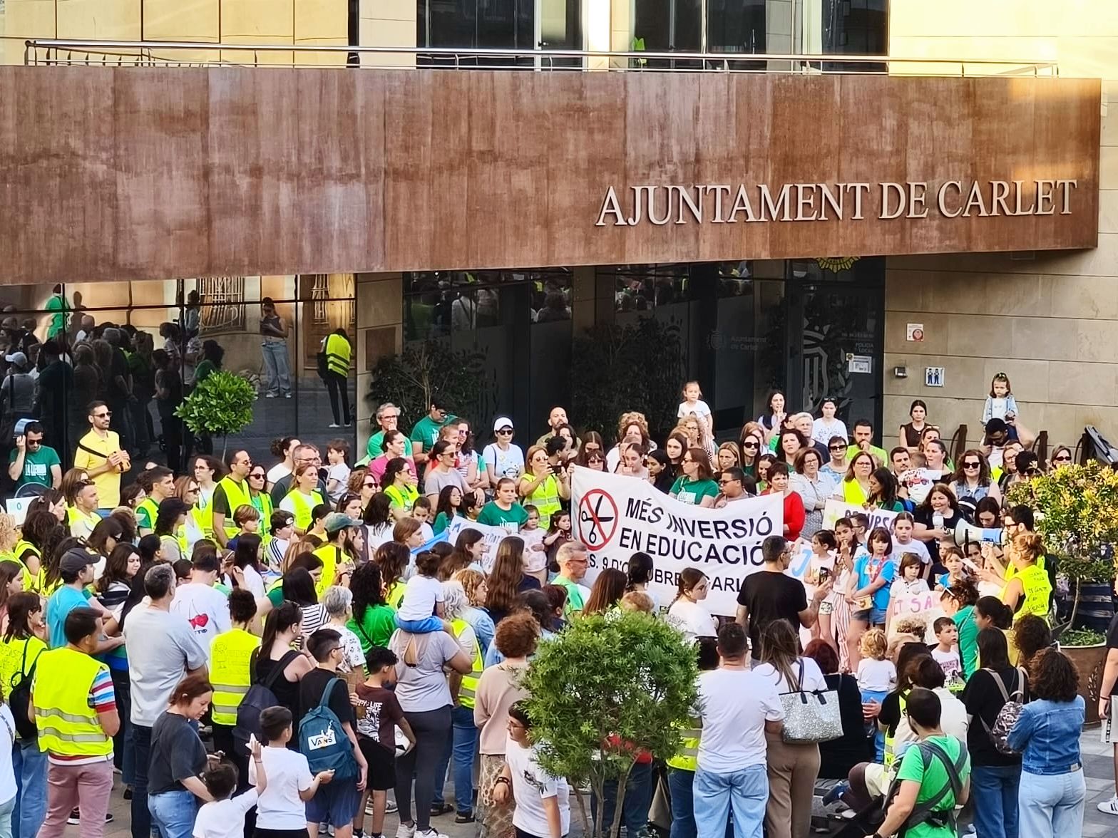 Un momento de la protesta de este jueves a las puertas del Ayuntamiento de Carlet.