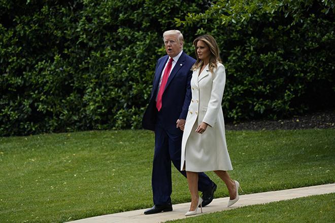 Melania Trump paseando junto a Donald Trump en el día de los caídos