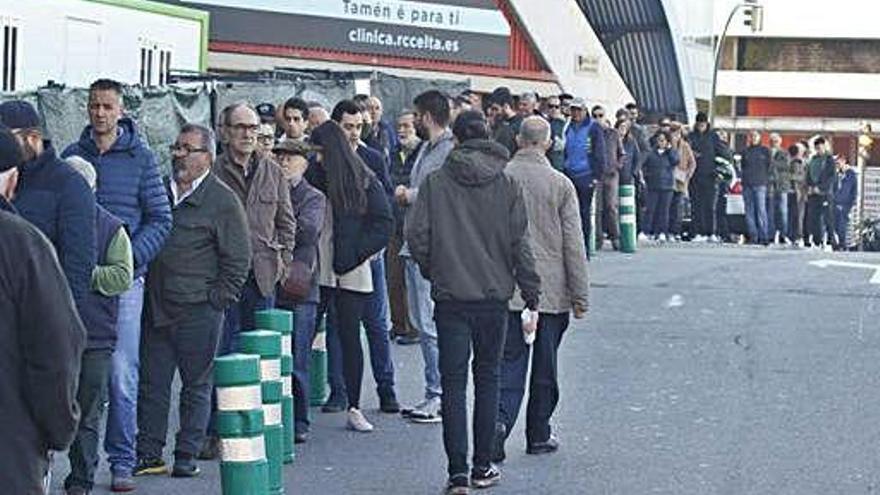 Seguidors del Celta, fent cua ahir a Balaídos.