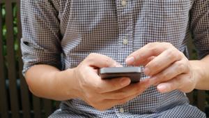 Un hombre utiliza un teléfono móvil