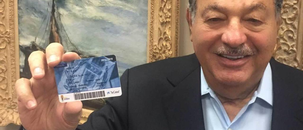 Carlos Slim, con el abono 15.000º de la temporada 2014/15.