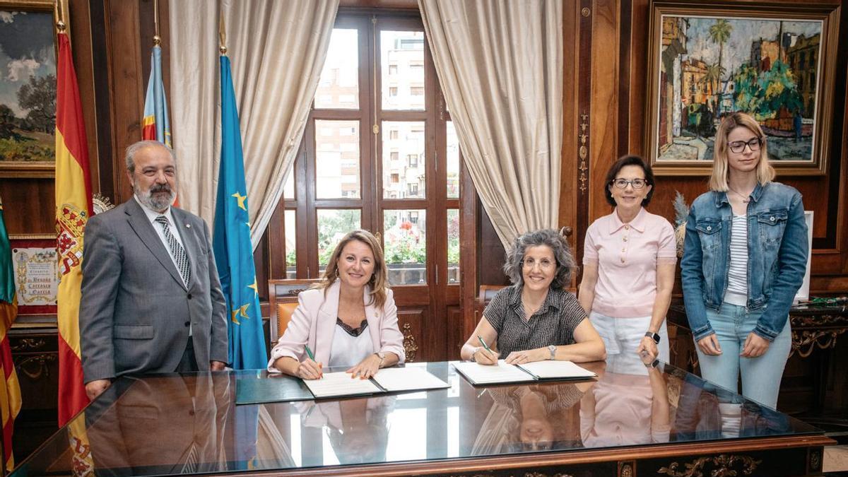 Un momento de la firma del convenio en Castelló.