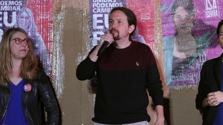 Pablo Iglesias junto a Isabel Serra (d) en el arranque de la campaña