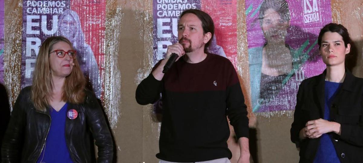 Pablo Iglesias junto a Isabel Serra (d) en el arranque de la campaÃ±a