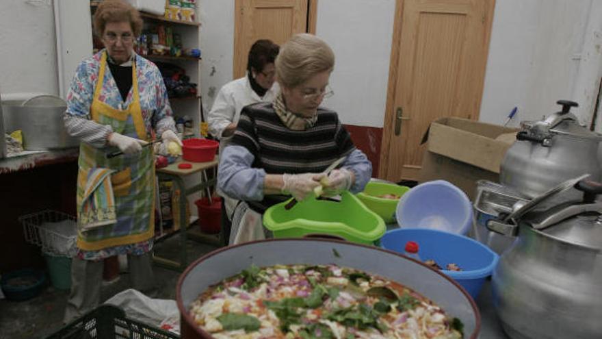 Voluntarias de la ONG Buñoleras sin Fronteras de Gandia en el comedor social.