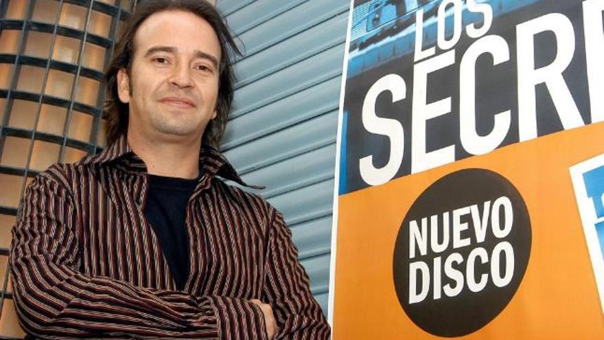 Álvaro Urquijo, cantante de Los Secretos, que cumplen más de treinta años sobre los escenarios.