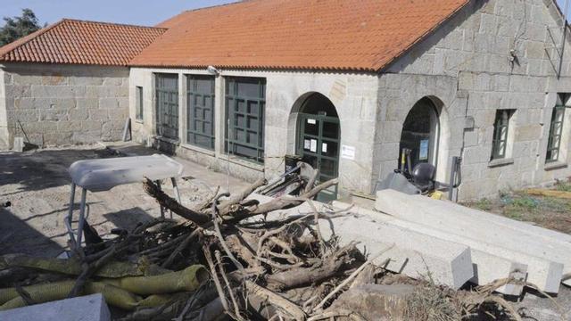 Obras en la Escola Vella do Hío.