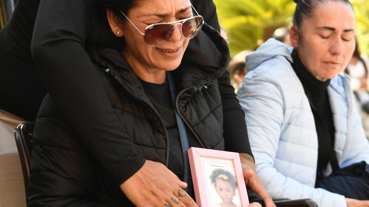 Ramona, la madre adoptiva (izda.) e Isabel, la biológica, con la foto de la pequeña Nadia, asesinada por su padrastro en mayo.