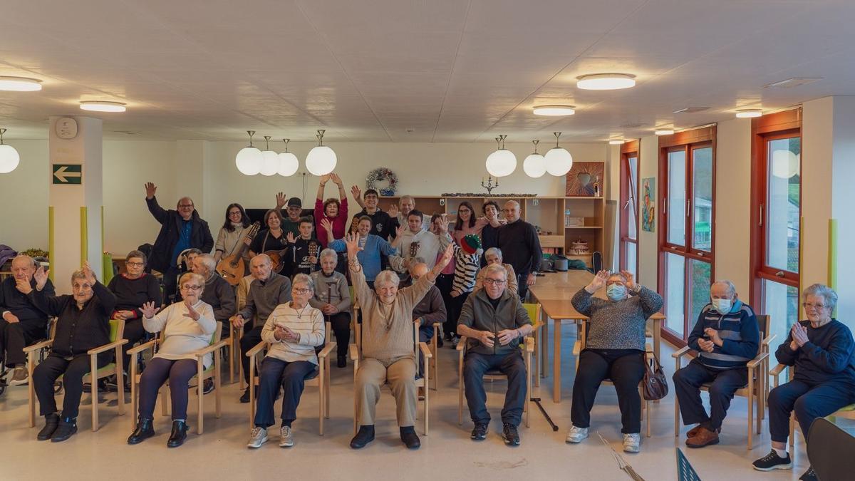 Os músicos cos usuarios do centro de día de Muros.