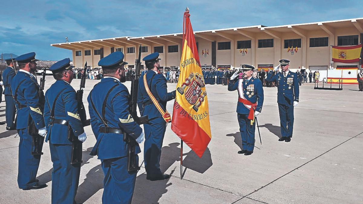 El Jefe del Macan, Francisco Javier, en un momento del acto para conmemorar el día de la virgen de Loreto.
