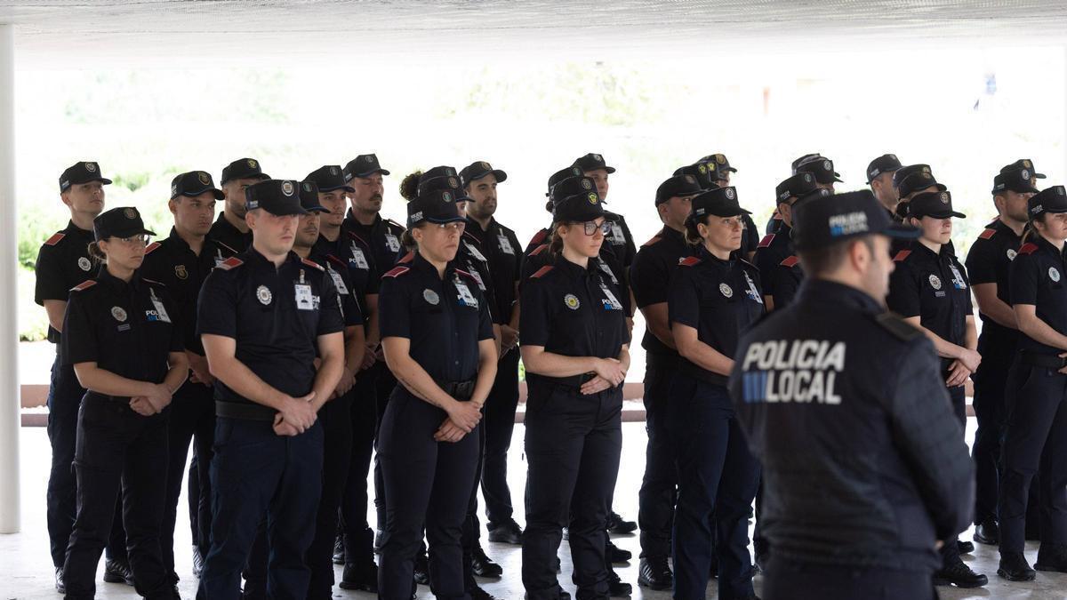 Agentes en el curso básico de capacitación de Policía Local de Ibiza.