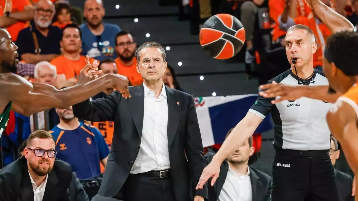 Pedro Martínez dirigiendo a Valencia Basket