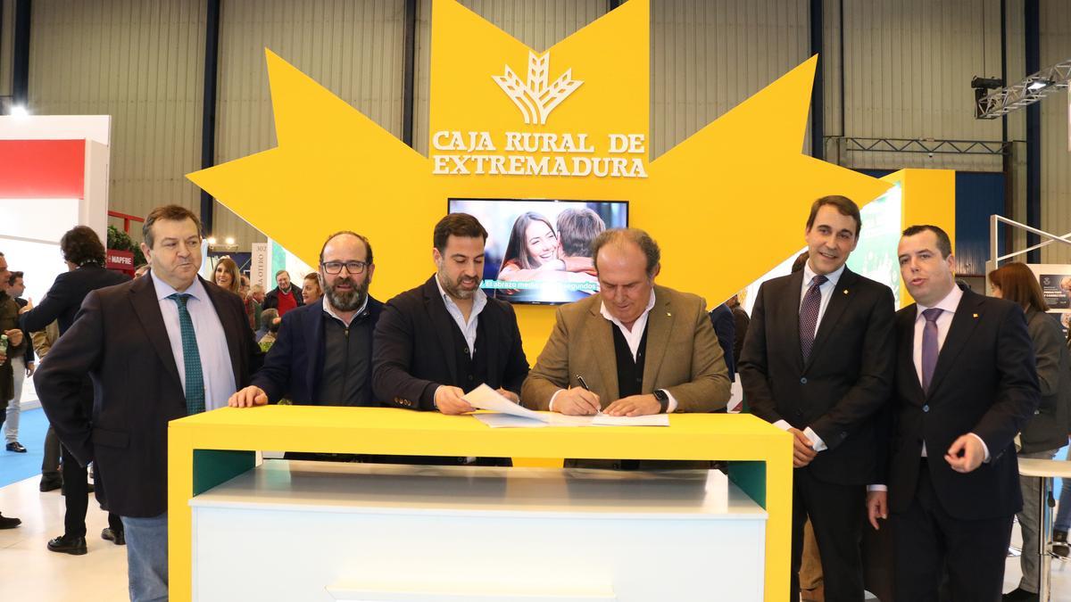 Firma del convenio entre Caja Rural de Extremadura y  Apyme.