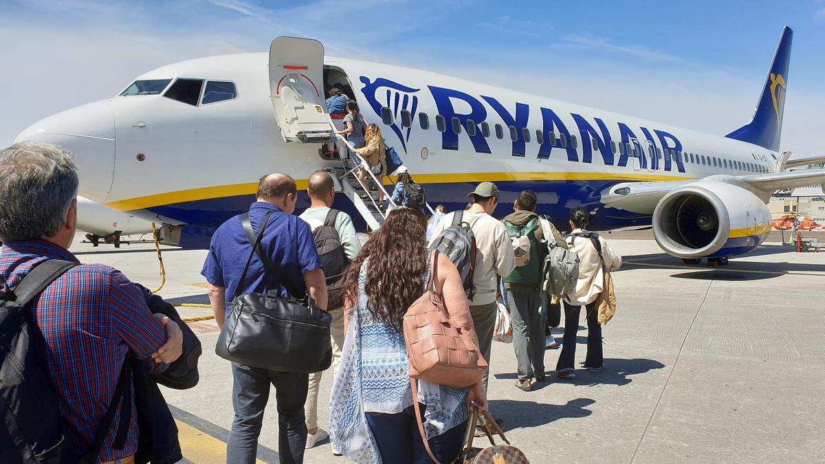 Pasajeros embarcando en un avión de Ryanair en el aeropuerto de Santiago de Compostela en una imagen de archivo