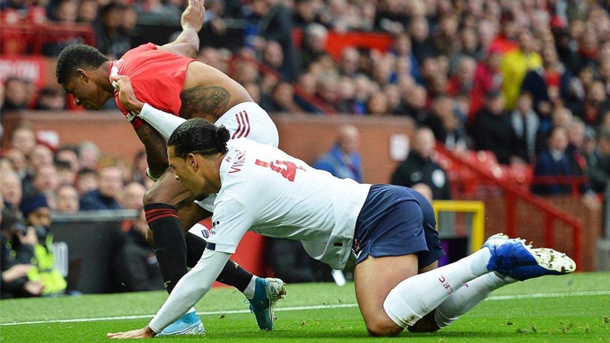 Rashford y Van Dijk pugnan por un balón