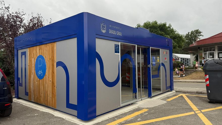 Grado estrena aparcabicicletas inteligentes y cargadores eléctricos para fomentar la movilidad sostenible