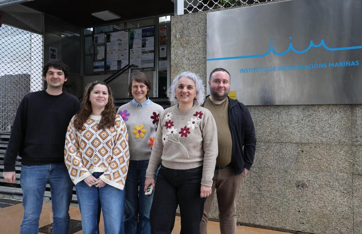 Artai Rodríguez, Núria Campo, Oana Chis, Eva Balsa y Diego Troitiño, ante la sede del Instituto de Investigaciones Marinas-CSIC, en Bouzas.