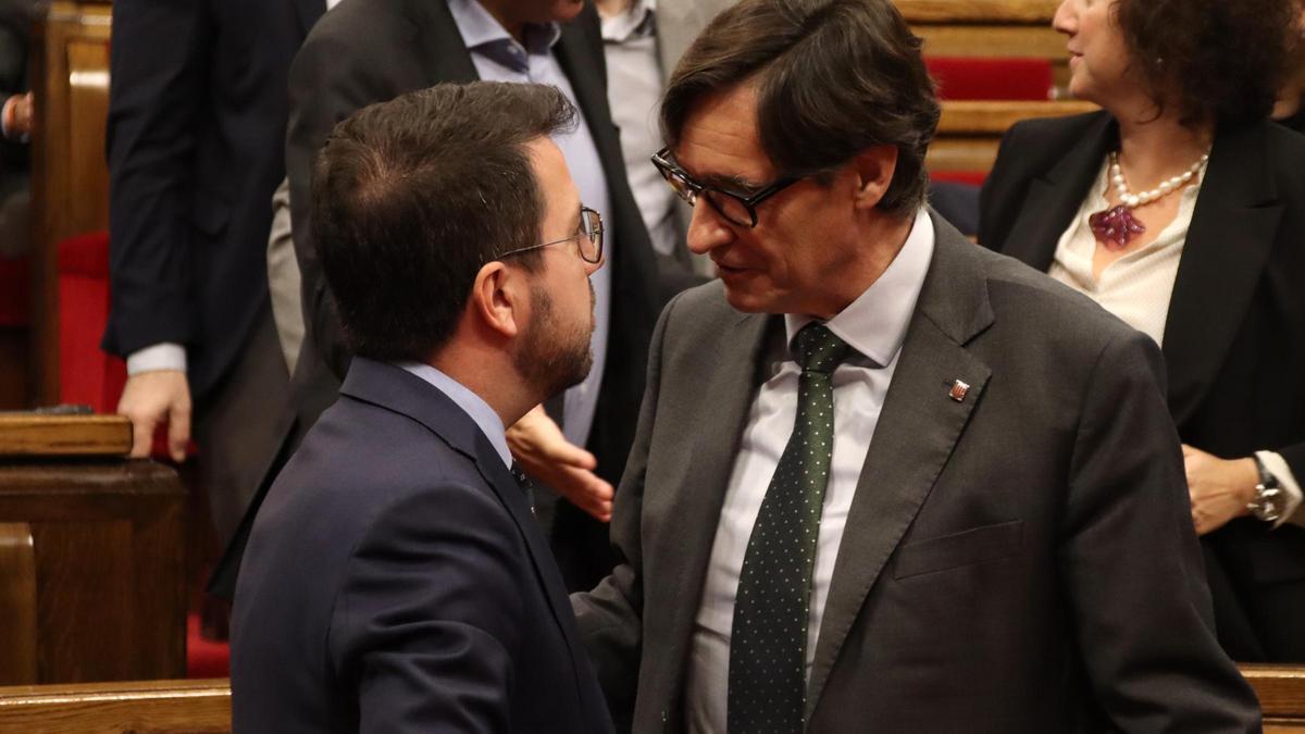 El líder del PSC, Salvador Illa, parlant amb el president de la Generalitat, Pere Aragonès.