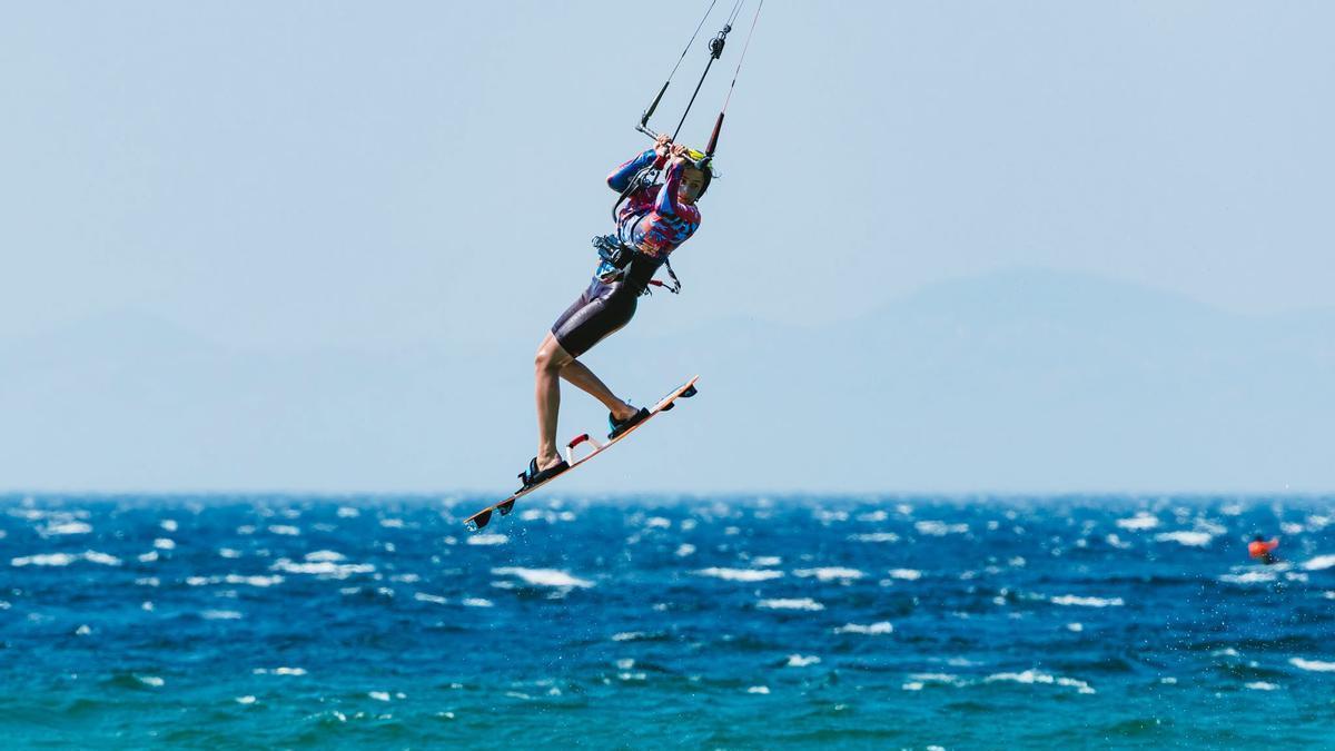 Endika Mezo en una de las mangas del Campeonato Nacional de kitesurf en Tarifa