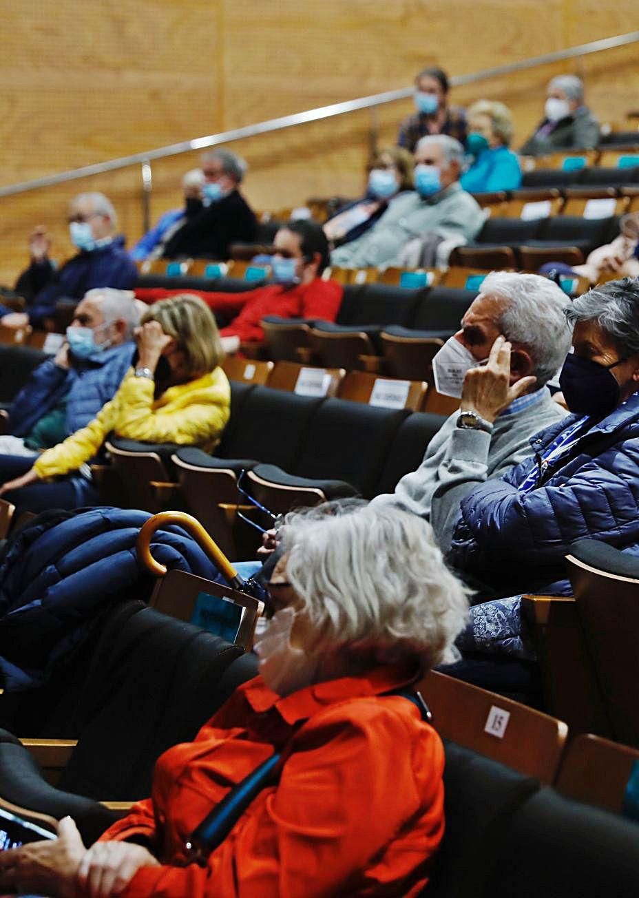 Asistentes ayer al  Conceyu Abiertu en el Centro Cultural La Fresneda. | M. L.