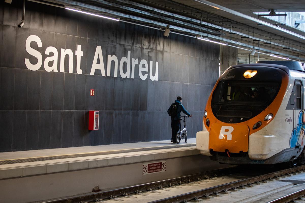 Un tren estacionado en la nueva estación de Sant Andreu, este lunes