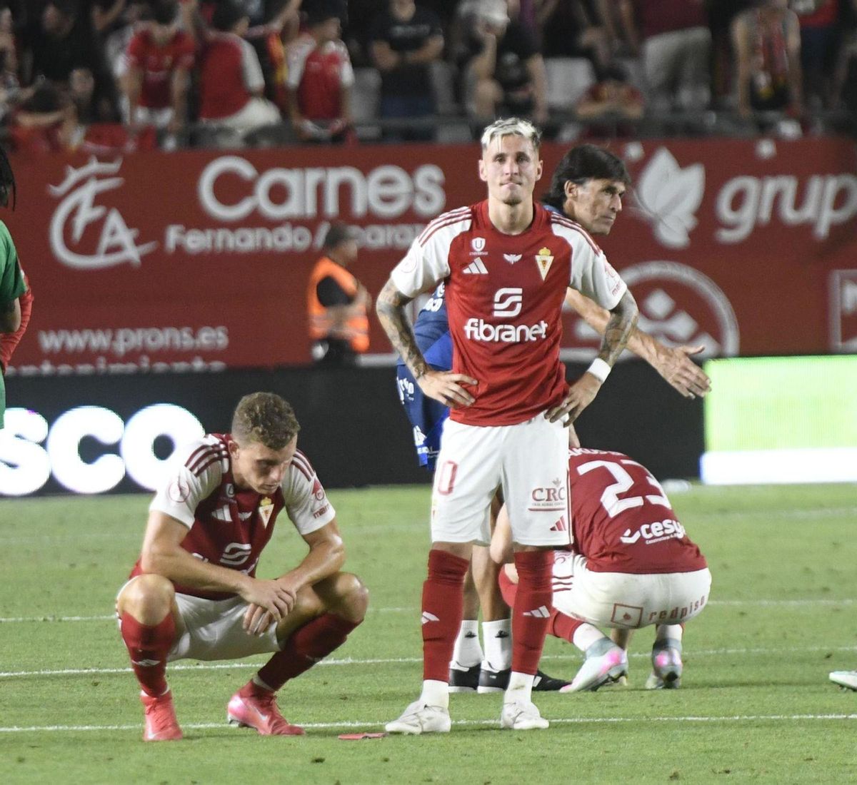 Una aficionada anima antes de comenzar el partido | ISRAEL SÁNCHEZ