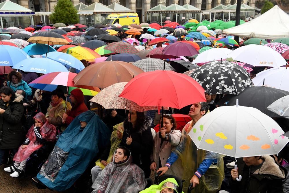 La plaza de María Pita acoge una concentración con paraguas de colores para celebrar y visibiizar la efeméride.