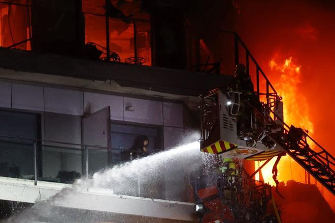 El incendio en un edificio de Valencia, en imágenes