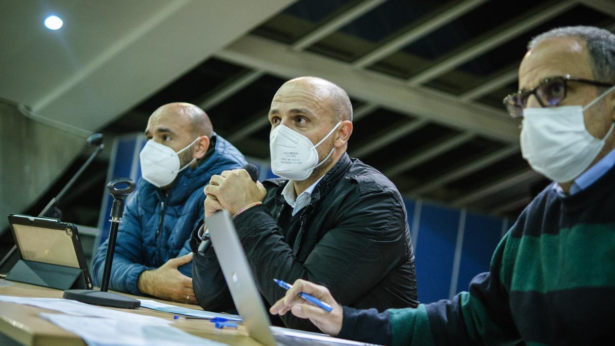 Alfonso Cabello, flanqueado por el director artístico y el gerente de Fiestas.