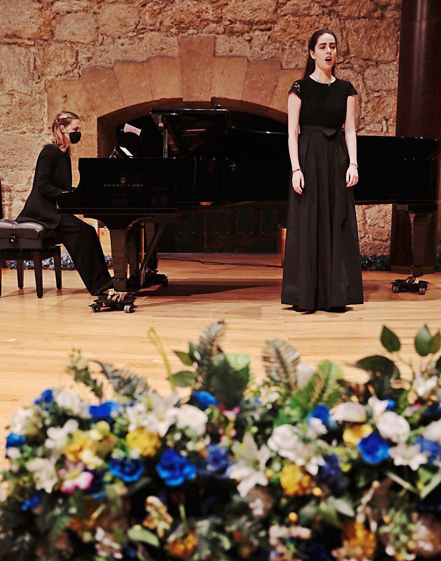 Eugenia Ugarte, con Yelyzaveta Tomchuk al piano, durante su interpretación de &quot;Se equivocó la paloma&quot;.