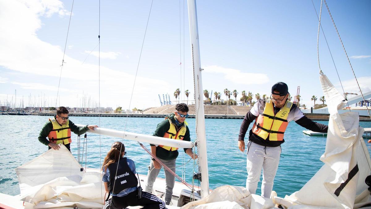 La Escola Municipal de Vela de València, gestionada por la FVCV, instalará del 11 al 17 de mayo una urna solidaria para recaudar fondos destinados a la investigación de la leucemia infantil.