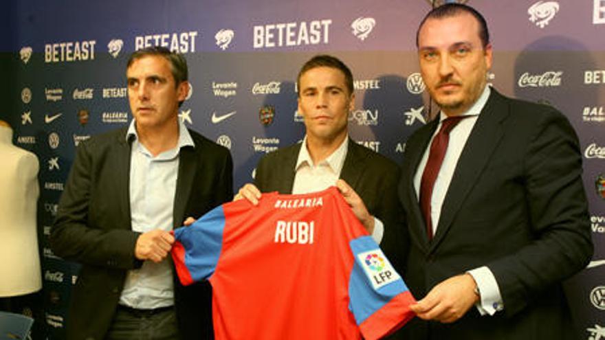 Manolo Salvador, Rubi y Quico Catalán, ayer en la presentación del técnico.