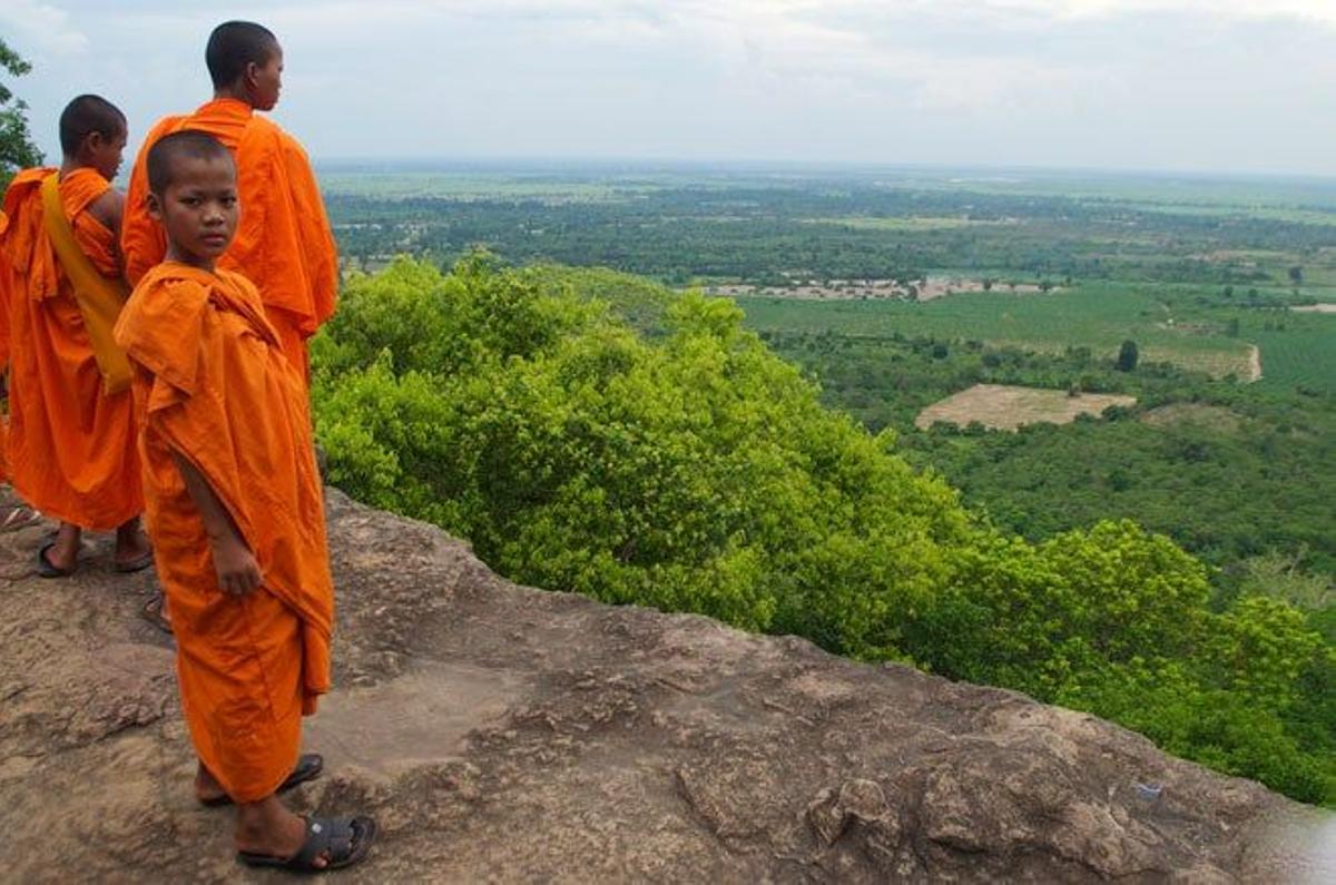 Monjes llegados de otras tierras contemplan las vistas desde Phnom Santuk