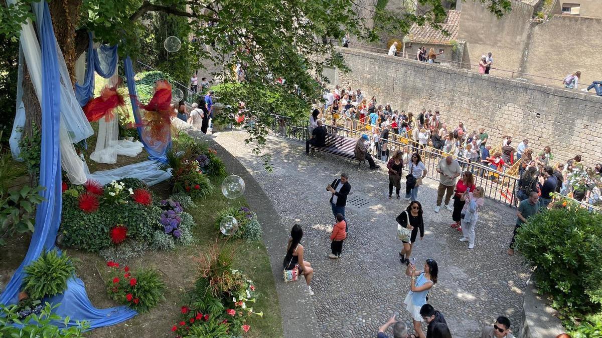 L'ambient i les cues de l'últim dia de Temps de Flors davant els Banys Àrabs