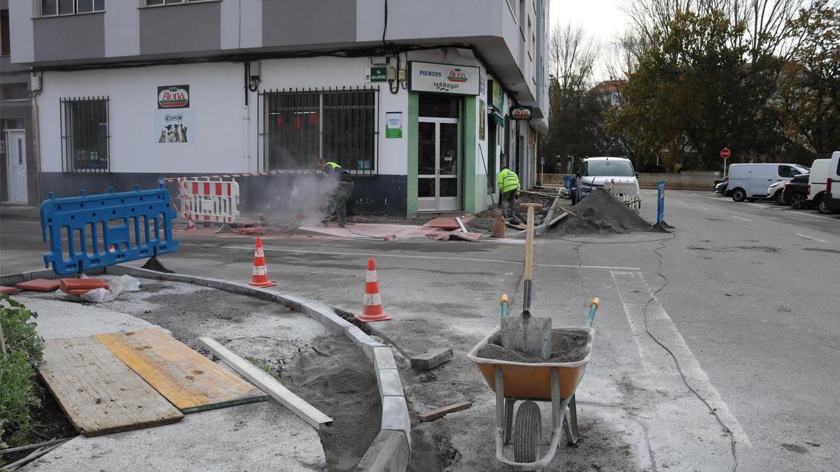 Obras de mellora da accesibilidade nunha das rúas do centro de Carballo.