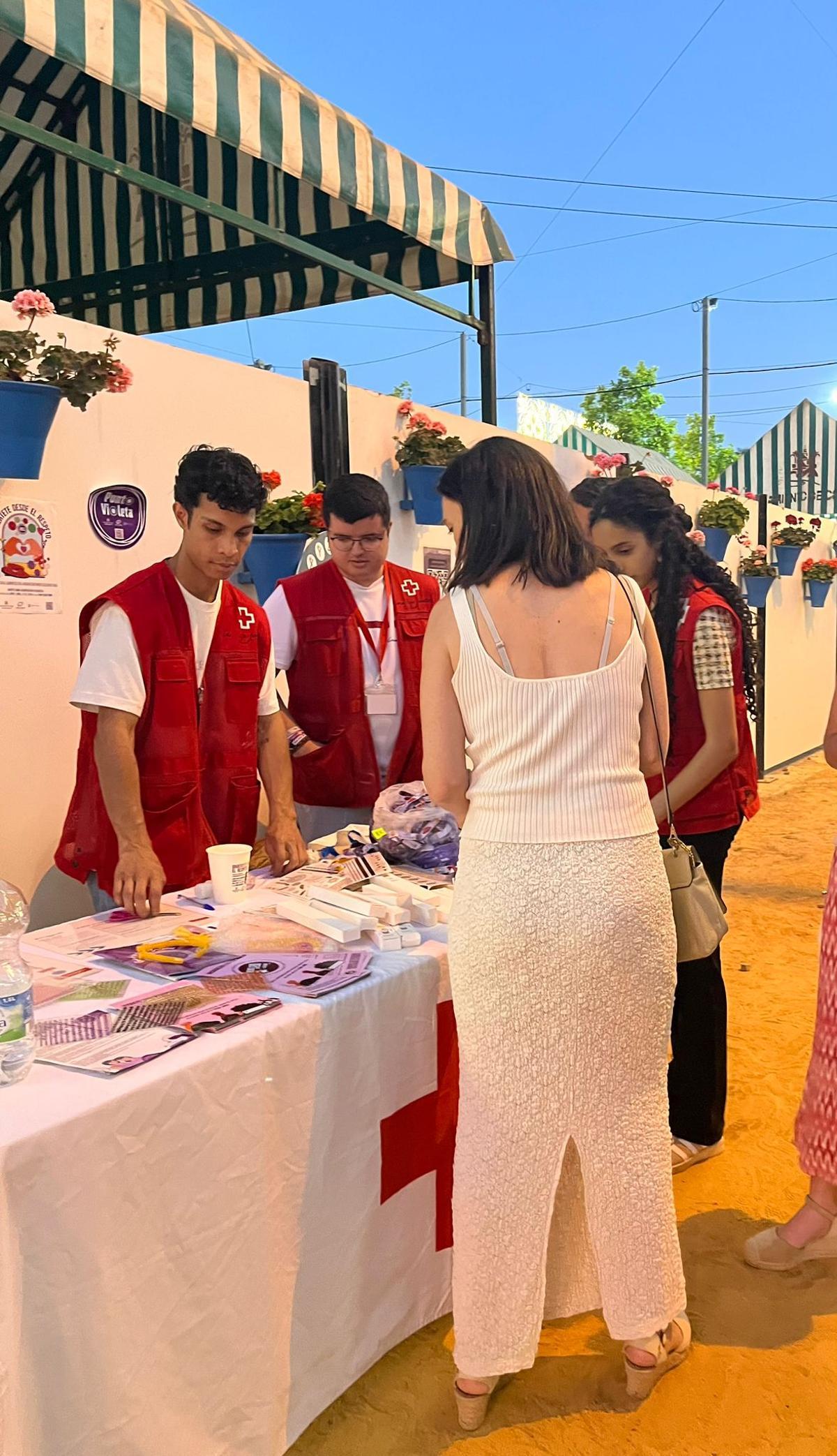 Cruz Roja con su punto violeta y arcoíris en la Feria.