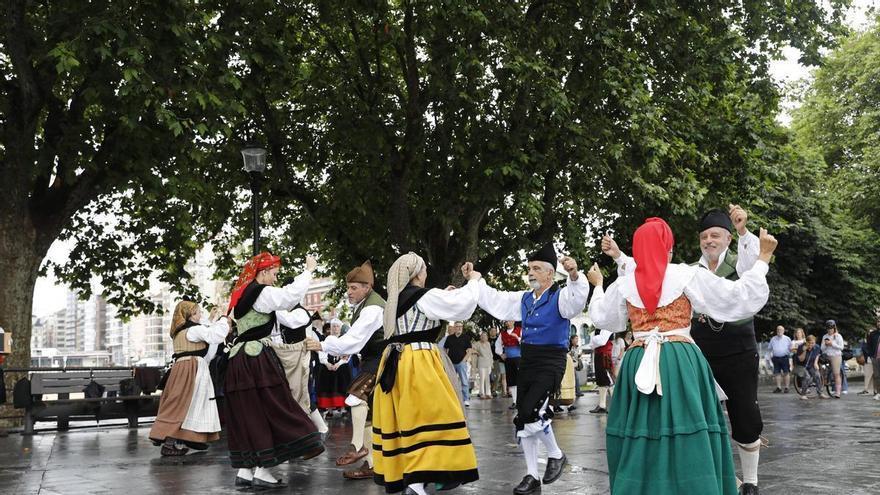 VÍDEO: El folklore toma las calles de Gijón
