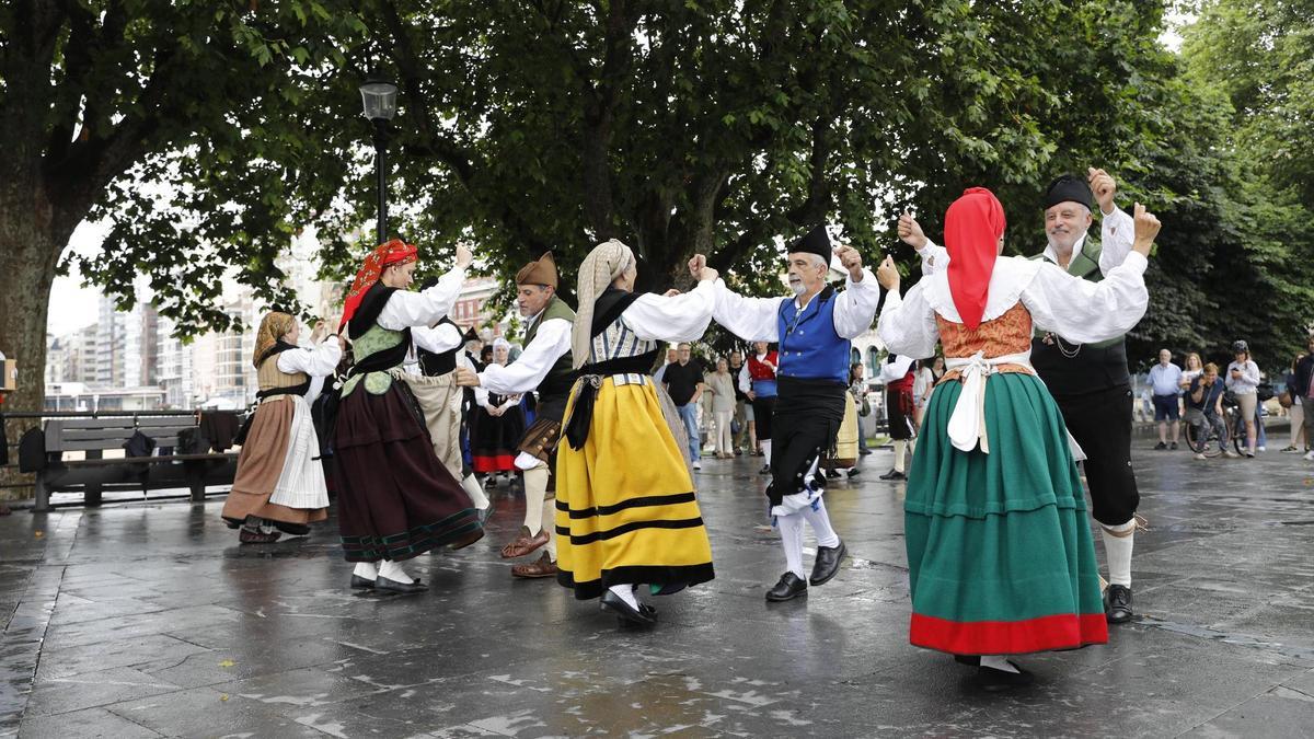 VÍDEO: El folklore toma las calles de Gijón