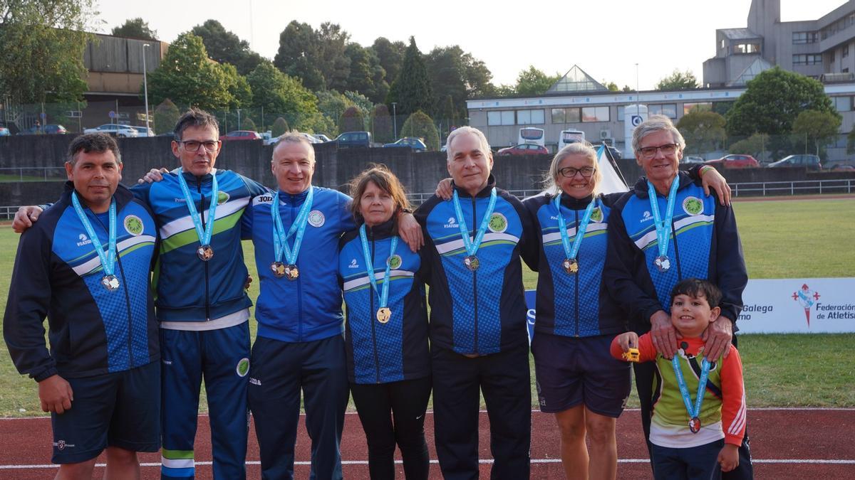 Equipo de veteranos del Atletismo Mazí que obtuvo una docena de medallas.