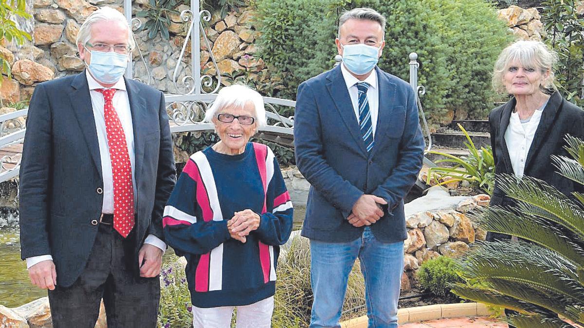 La &quot;medicina&quot; de una vecina de Xàbia de 107 años: cuidar cada día el jardín