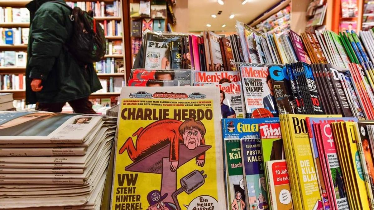 Merkel, en la portada del primer 'Charlie Hebdo' en alemán, a la venta en Berlín