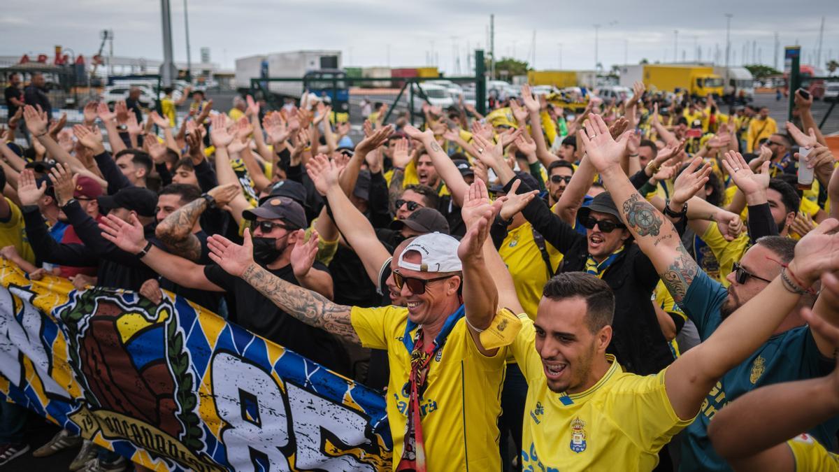 La afición de la UD Las palmas es conducida al Estadio Heliodoro Rodríguez