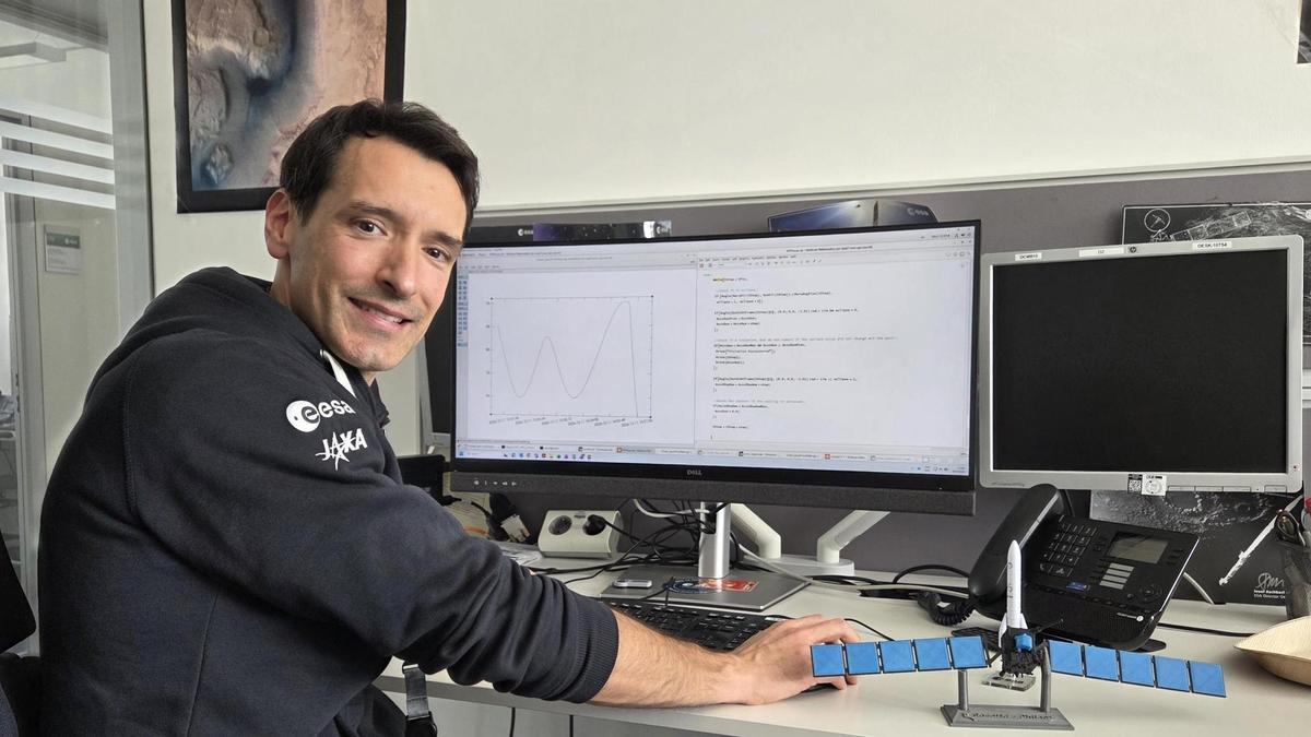 El manresà Robert Guilanyà al seu despatx de Darmstadt, amb una maqueta de la sonda Rosetta