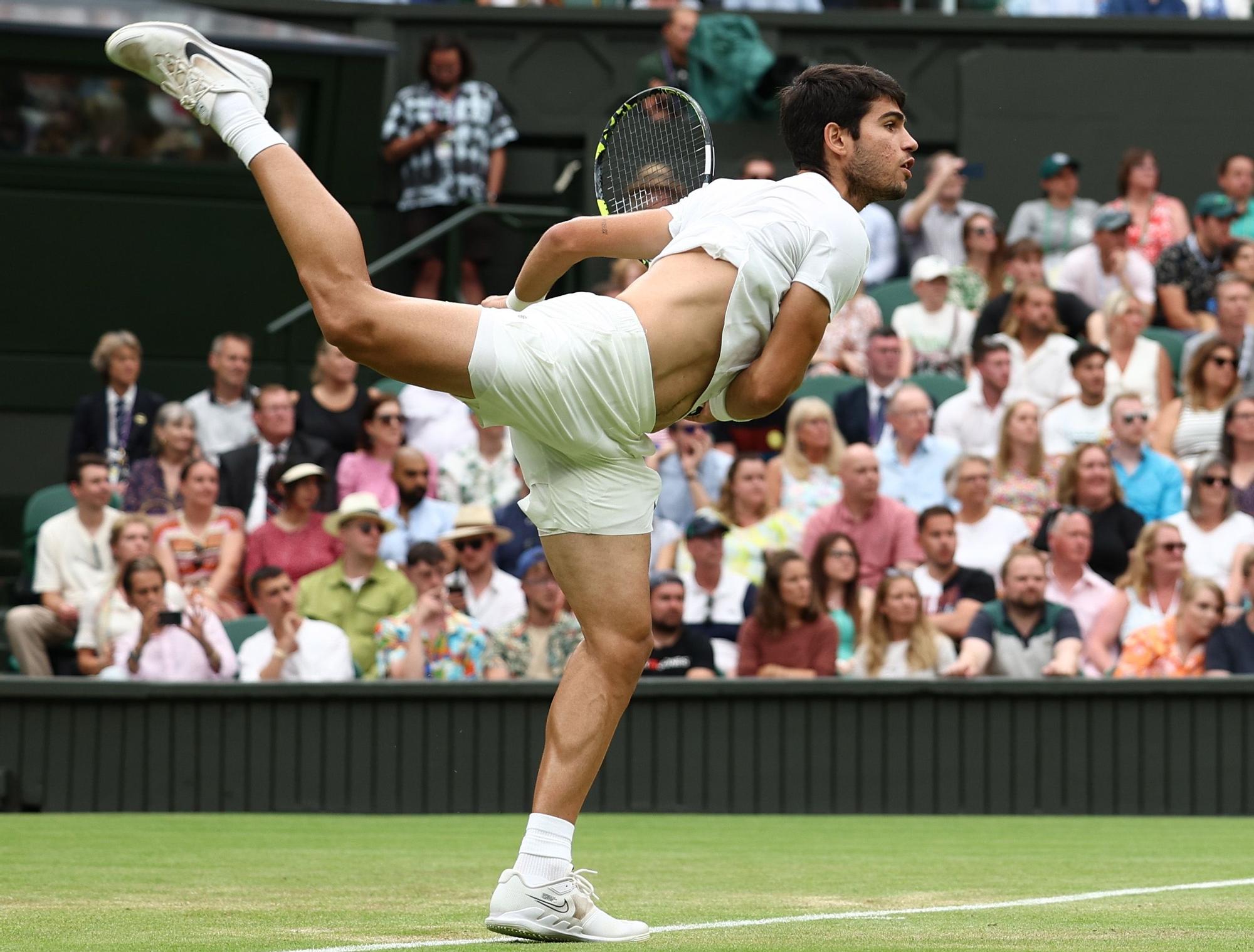 Alcaraz pega más fuerte para entrar en cuartos de Wimbledon