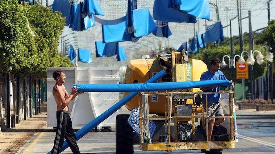 Operarios montando ayer los toldos que protegerán del sol a los visitantes en el Real.